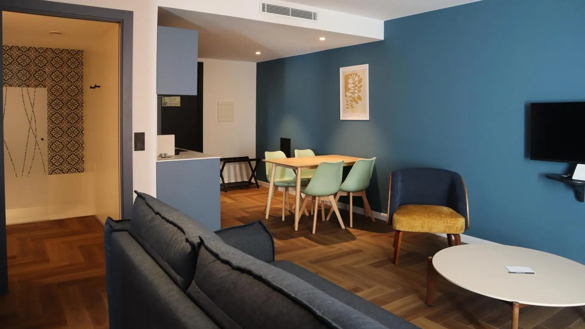 Hotel Divino & Aparthotel Figueras 4*,