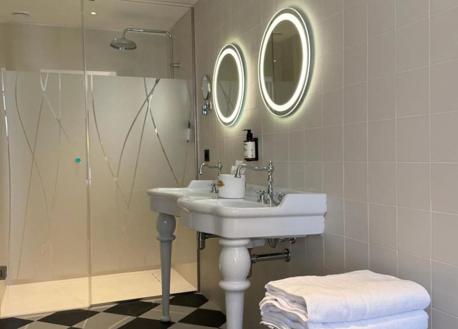 Hotel Divino & Apartments Figueres  4*, Figueres (Girona) Spagna