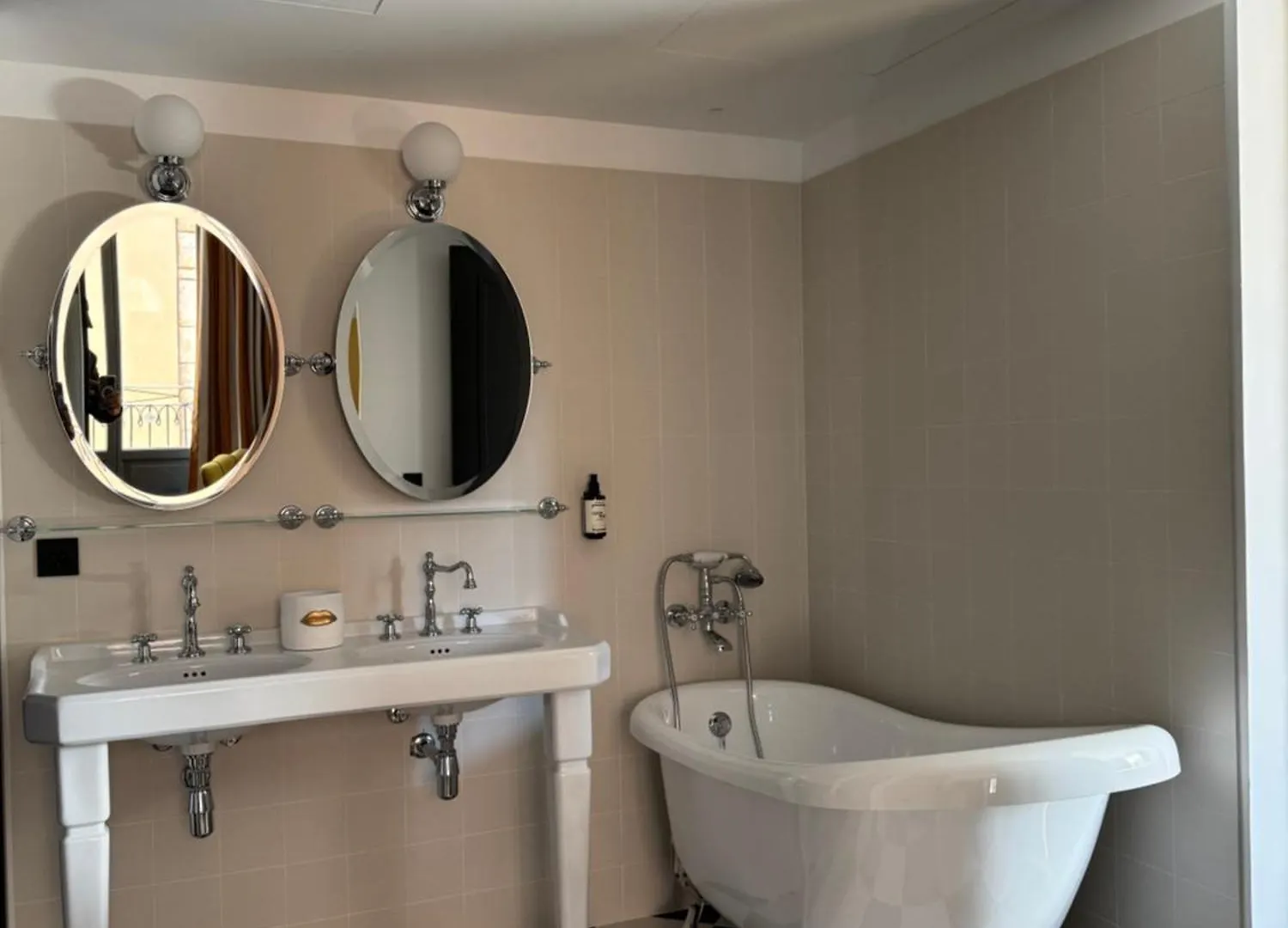 Hotel Divino & Apartments Figueres  Spagna